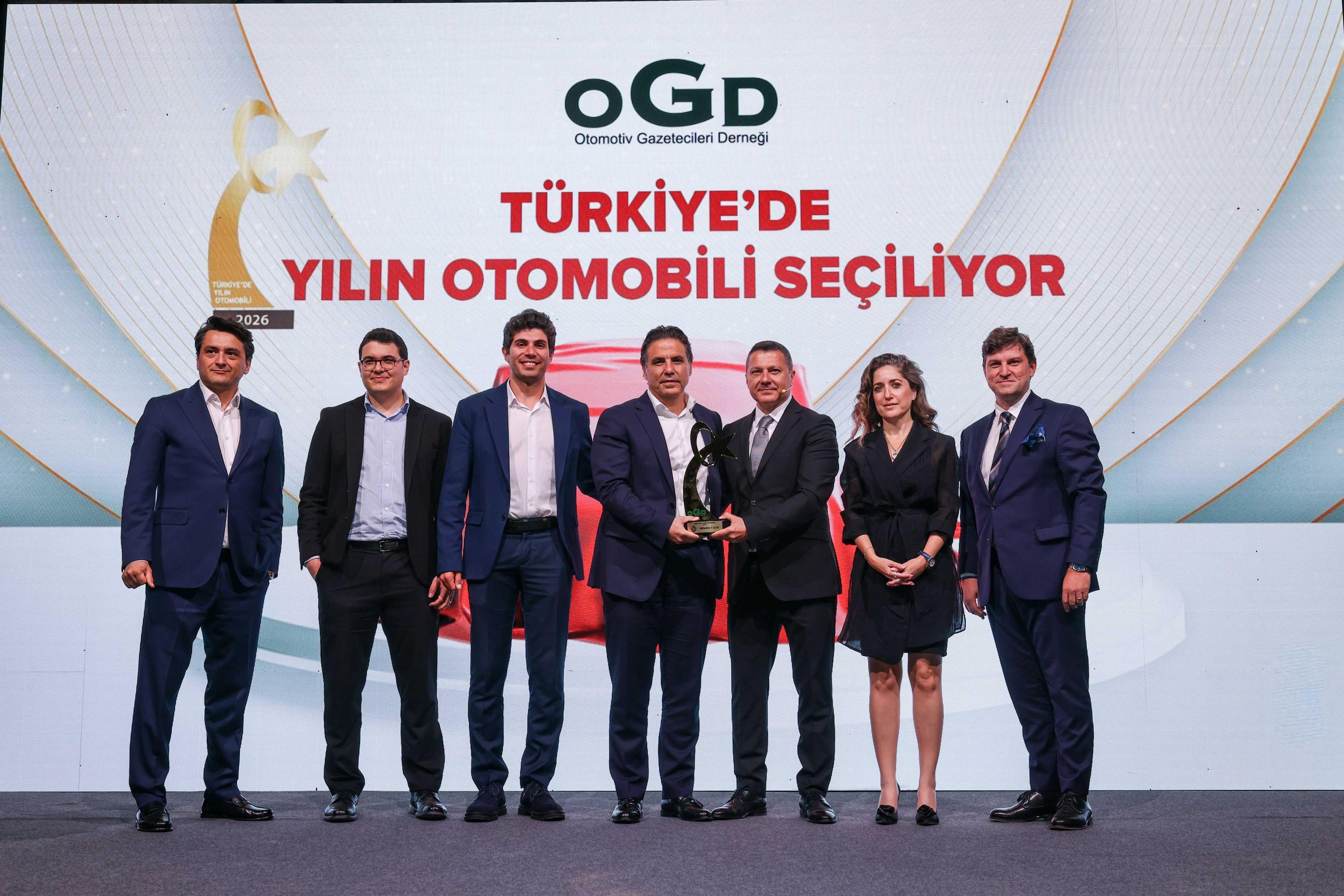 Renault MAİS ekibi ve OGD Başkanı Murat Öztürk, "Türkiye'de Yılın Otomobili 2026" ödülünü alırken